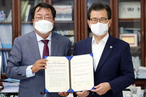 업무협약 하는 이시종(오른쪽) 지사와 이상천 제천시장