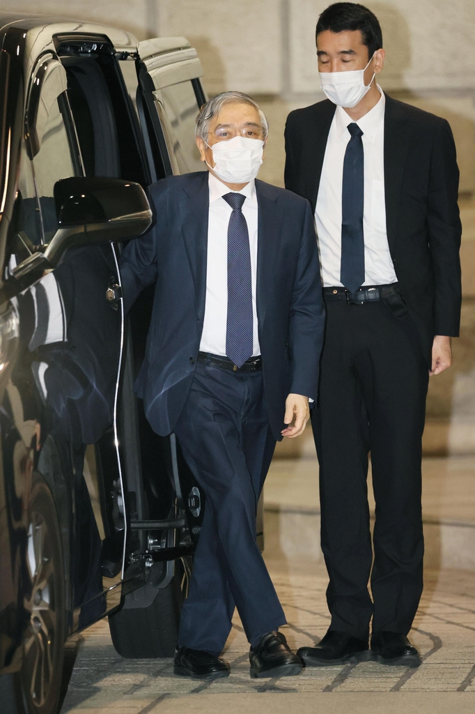 (도쿄 교도=연합뉴스) 구로다 하루히코 일본은행 총재가 17일 금융정책 결정회의에 참석하기 위해 일본은행 본점으로 들어가고 있다.