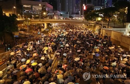 정부청사 방향으로 행진하는 홍콩 시민들(자료사진)