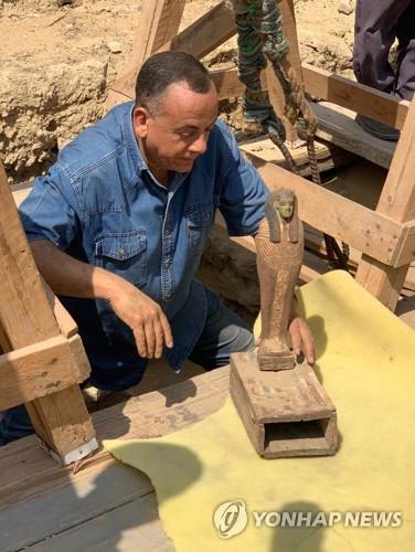 이집트 사카라 유적지에서 목관과 함께 발견된 공예품