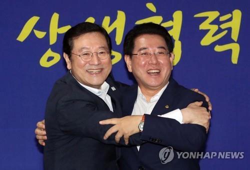 포옹하는 이용섭(왼쪽) 시장과 김영록 지사