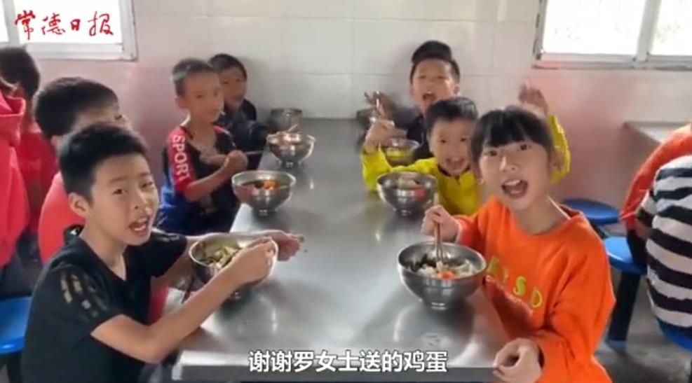 계란기부에 감사 인사를 하는 초등학교 학생들