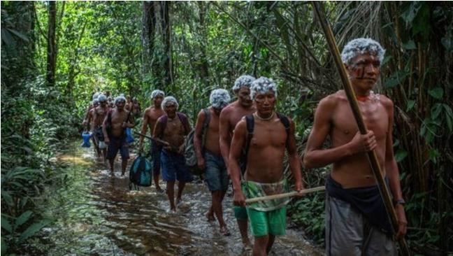 아마존 열대우림의 야노마미 원주민들