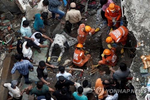 21일 인도 뭄바이 인근 비완디에서 무너진 3층 건물 구조 현장. [로이터=연합뉴스]