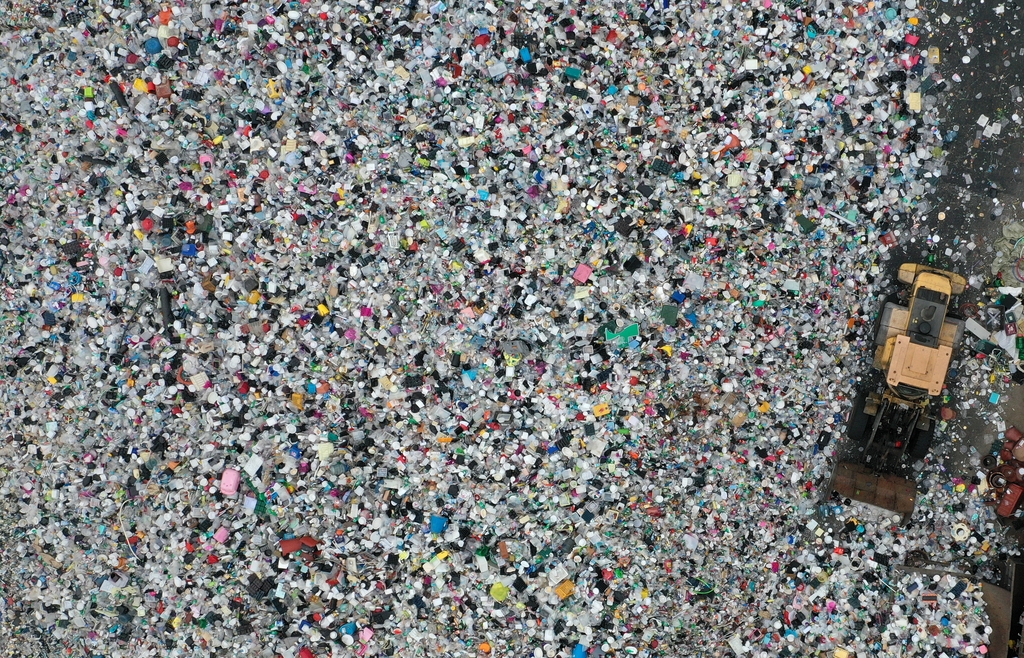 거대한 플라스틱 산 이룬 재활용센터