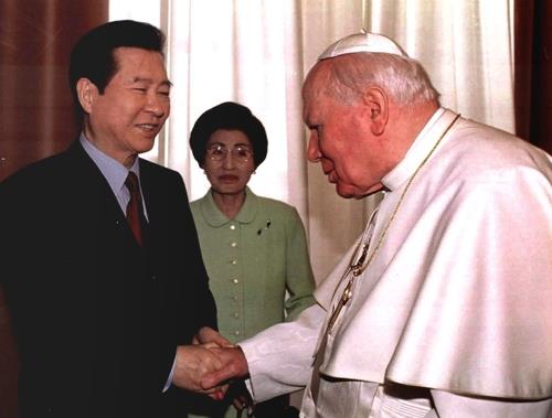 2000년 3월 바티칸을 방문한 김대중 전 대통령 내외가 요한 바오로 2세 교황과 만나는 모습. 2019.6.11 [연합뉴스 자료사진]