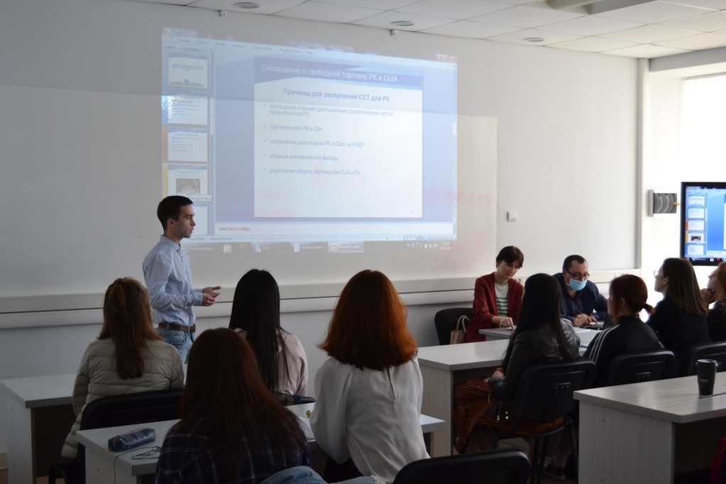 극동연방대 한국어학과 학생들이 수업하는 모습.