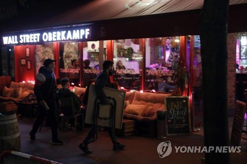 테라스에서 영업하는 프랑스 파리의 식당