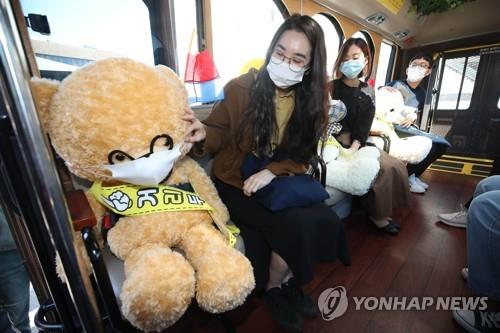 거리 두며 곰 인형과 즐기는 도심 관광