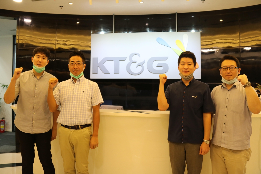 KT&G 권민석 인니 판매법인장(왼쪽 두번째)과 한국 직원들