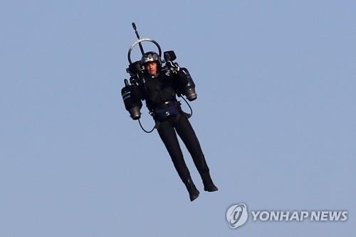 2018년 4월 21일 한 남성이 제트팩을 메고 시험 비행을 하고 있다.[AFP=연합뉴스 자료사진] [2020.09.02 송고]