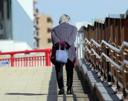 도쿄 도심을 걸어가는 노인. [연합뉴스 자료사진]