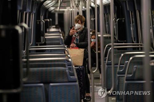 텅 비어있는 프랑스 파리 지하철