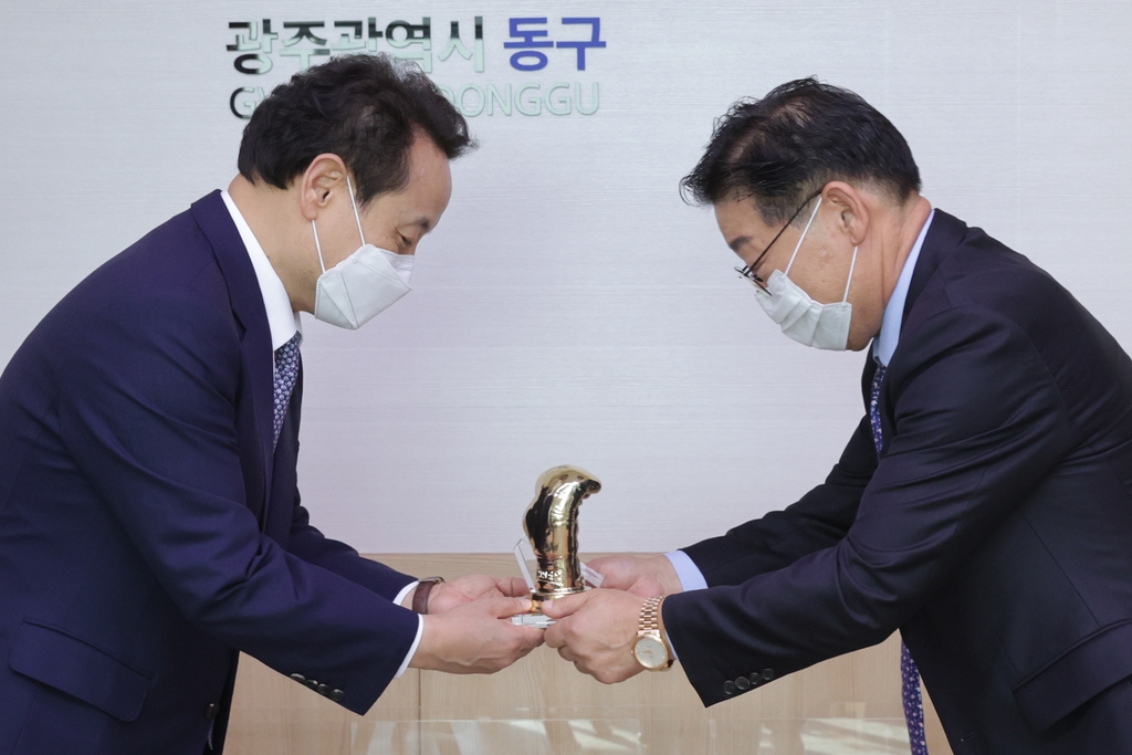 한국실업복싱협회로부터 감사패 받는 임택 동구청장(왼쪽)