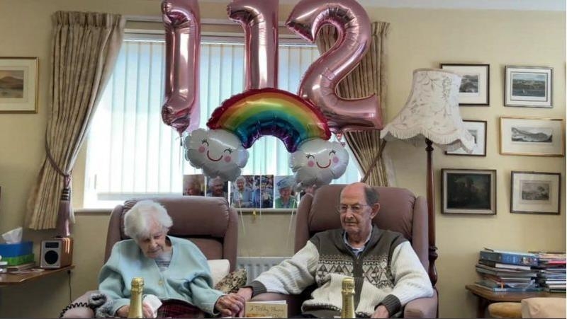 지난 3월 112번째 생일을 축하하는 조앤 호콰드(왼쪽). [페이스북 갈무리=연합뉴스]