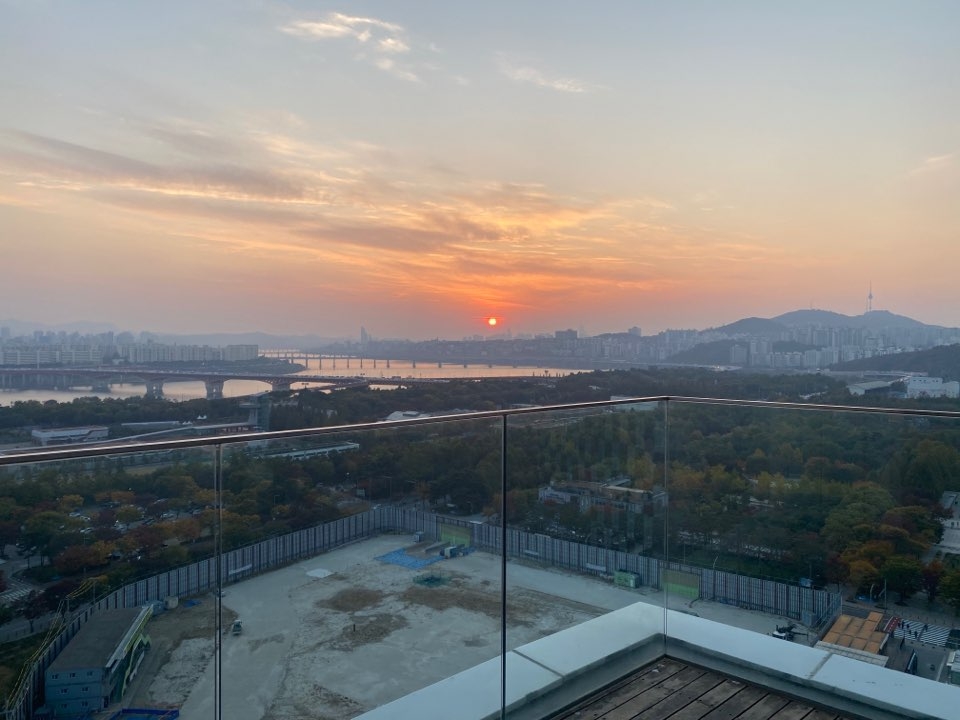 26일 성수동 '클리오' 사옥에서 본 일몰