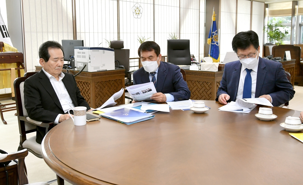 수소 특화 국가산단 조성 건의하는 박성일 완주군수(가운데).