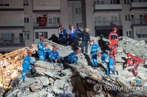 지진으로 무너진 건물에서 작업 중인 터키 구조대