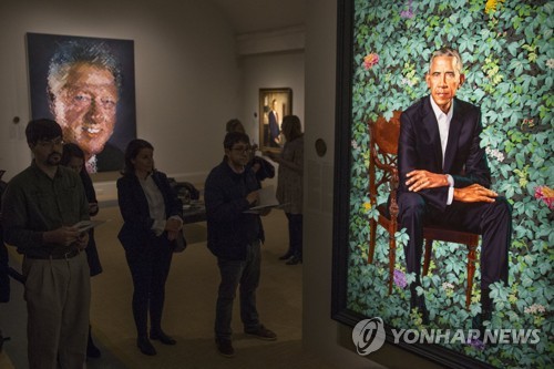 스미소니언 국립초상화갤러리에 전시된 버락 오바마 전 대통령의 초상화 