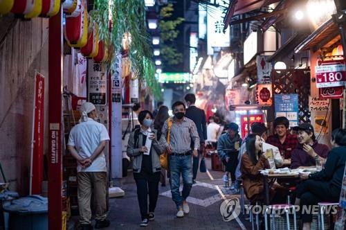 (도쿄 AFP=연합뉴스) 19일 일본 도쿄도(東京都) 신주쿠(新宿)구에서 음식점들이 야외에 좌석을 설치해 놓고 영업하고 있다.