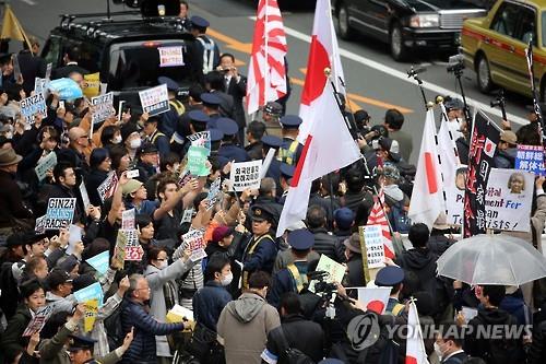 도쿄의 혐한 시위대와 이에 항의하는 시민들