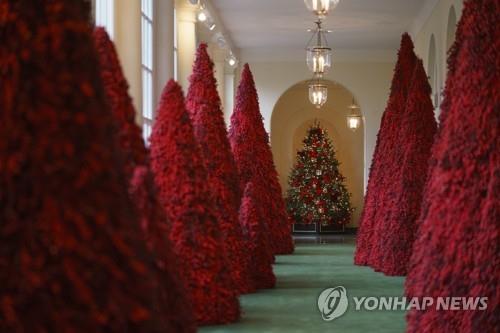 2018년 공개된 백악관 이스트윙 빨간 장식 성탄절 트리 