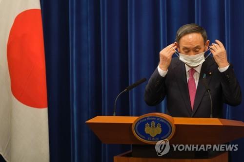 (도쿄 EPA=연합뉴스) 스가 요시히데 일본 총리가 지난 25일 관저에서 코로나19 관련 기자회견을 마친 뒤 마스크를 쓰고 있다.