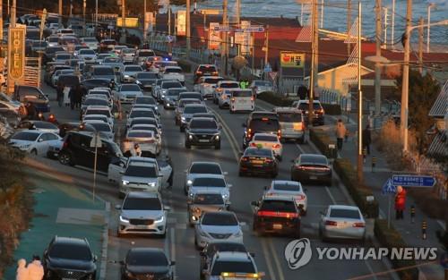 주차장으로 변한 해맞이 명소 주변 도로
