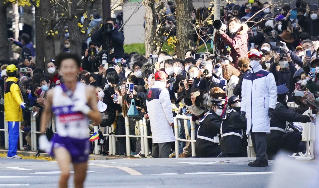 (도쿄 교도=연합뉴스) 제97회 하코네에키덴(도쿄-하코네 간 왕복 대학 역전 경주) 이틀째 마지막 경기가 펼쳐진 3일 한 선수가 달리는 연도에 수많은 응원객이 물려 있다. 인터넷 공간에서는 이를 두고 코로나19의 확산 환경을 무시한 것이라며 대회 주최 측과 응원객들을 싸잡아 비난하는 지적이 나왔다.