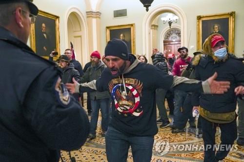 미 의사당 난입해 경찰과 대치하는 트럼프 지지자들
