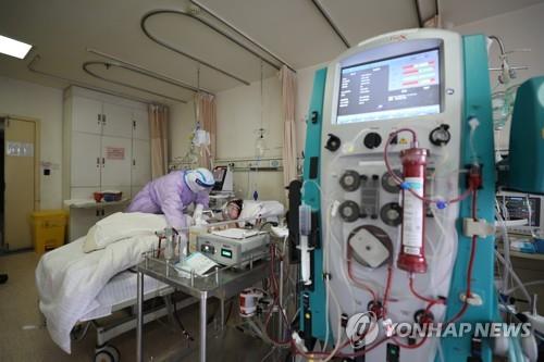 지난해 2월 중국 후베이(湖北)성 우한(武漢) 한 병원에서 간호사가 중환자실에 있는 신종 코로나바이러스 감염증(코로나19) 환자를 돌보고 있다. [EPA=연합뉴스 자료사진]