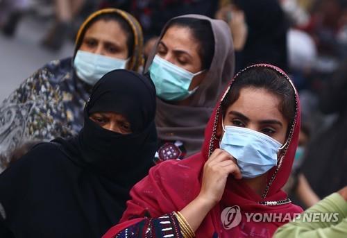 파키스탄 카라치에서 마스크를 쓴 현지 여성. [EPA=연합뉴스] 