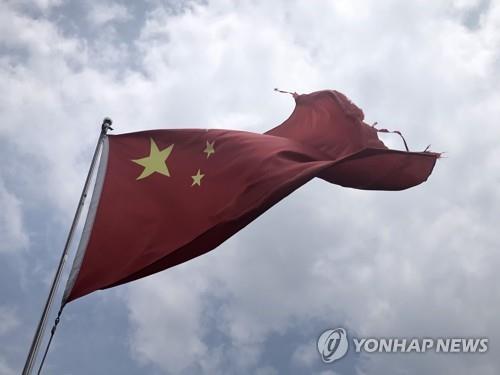 중국 상하이 황푸강변에 걸린 중국 국기