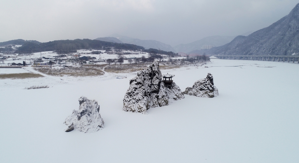 도담삼봉 일대 설경