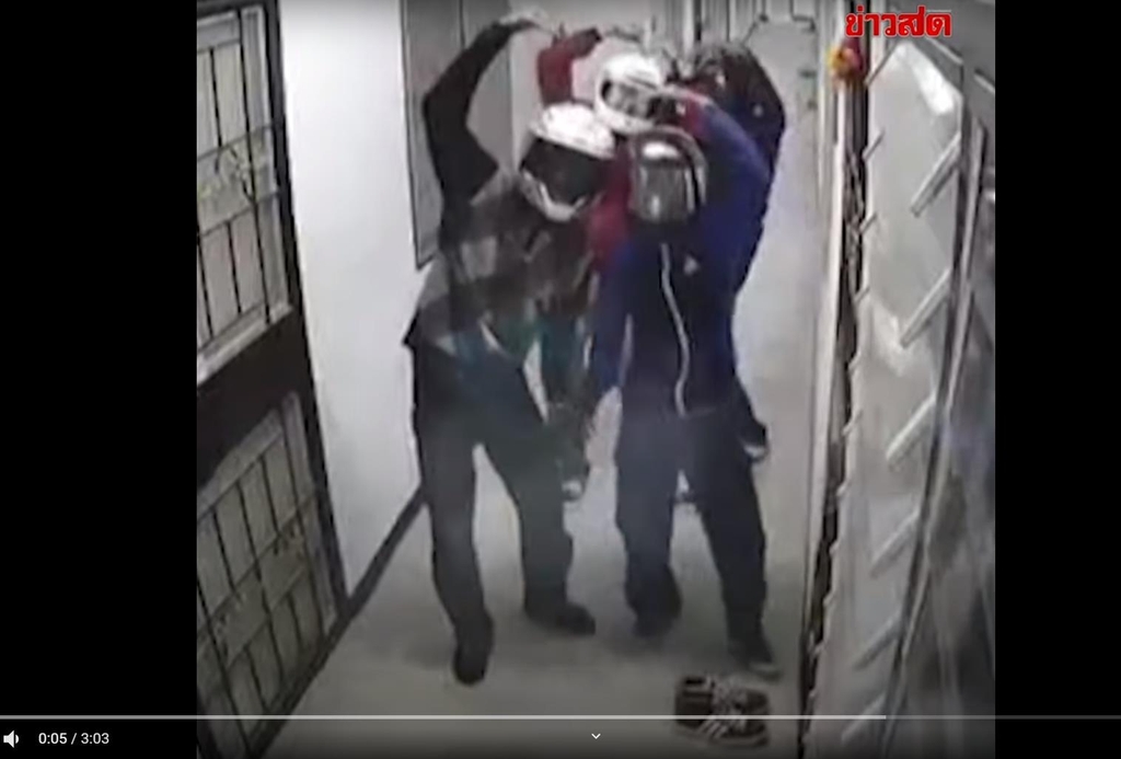 훔친 신발을 다시 갖다 놓으며 CCTV를 보고 팔 하트 표시하는 10대 도둑들 