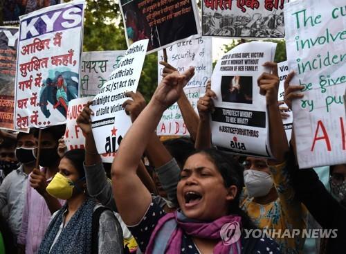 여성 성폭행 사건과 관련해 인도 뉴델리에서 벌어진 항의 시위. [EPA=연합뉴스] 