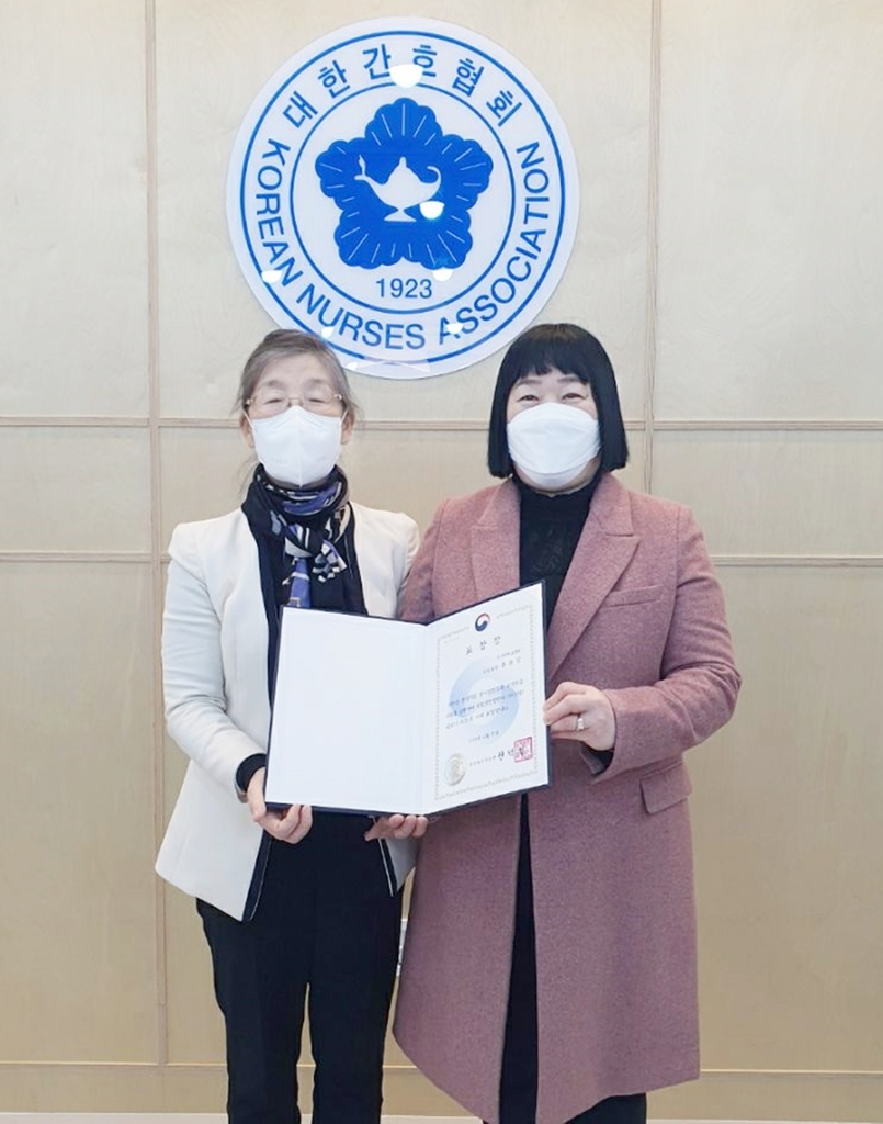 보건복지부 장관상 수상한 유윤정 간호부장(오른쪽)