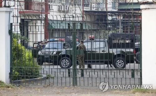 양곤 방송국 구내 진입한 미얀마 군인과 차량