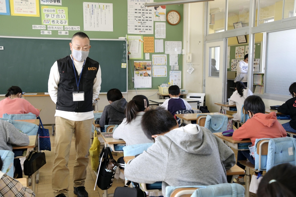 (효고 교도=연합뉴스) 2020년 11월 15일 일본 효고(兵庫)현의 한 공립 초등학교에서 열린 공개 수업에서 교사가 학생들을 지켜보고 있다.
