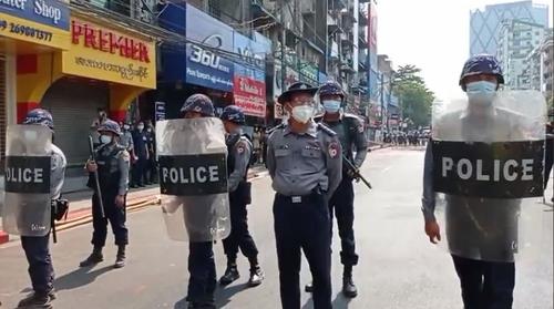 6일 양곤 시내 거리시위 행렬을 막은 경찰들. 총기를 든 경찰 모습도 보인다. 