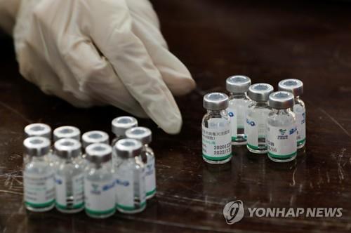 파키스탄 보건의료인에 접종하는 中시노팜 백신