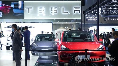 작년 11월 열린 중국국제수입박람회장의 테슬라 전시장