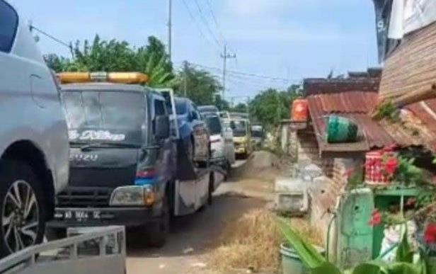 땅 팔아 '벼락 부자' 인니 한 마을 주민들, 새 차 178대 구입