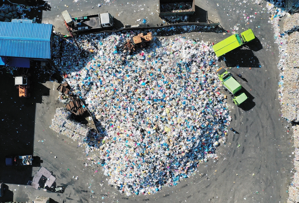 부천시자원순환센터에 산더미처럼 쌓인 재활용 쓰레기