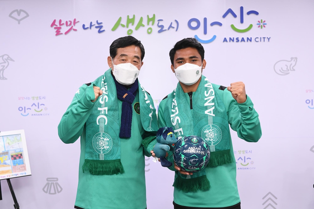 안산 그리너스에 입단한 인도네시아 대표팀 출신 수비수 아스나위(오른쪽)
