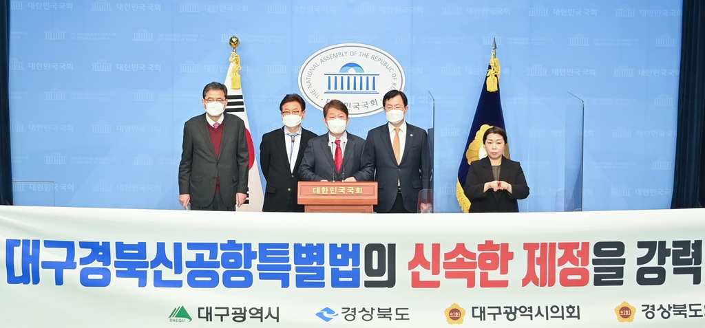 왼쪽부터 곽상도 의원, 이철우 경북지사, 권영진 대구시장, 이만희 의원