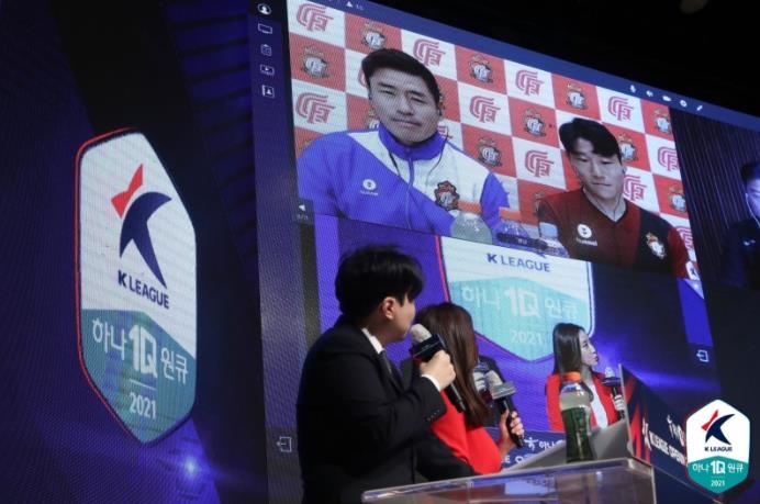 경남FC 설기현 감독과 황일수.