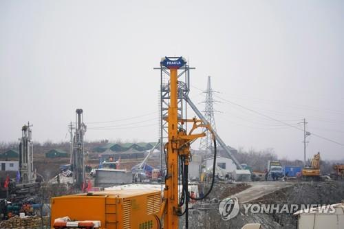 지난달 중국 산둥성 치샤(栖霞)시의 금광 폭발사고 매몰자 구조작업 현장