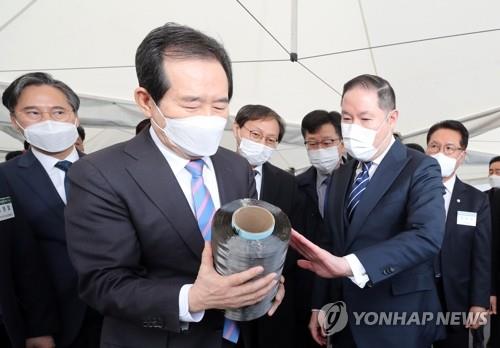 효성 전주공장서 탄소섬유 장비시찰하는 정세균 총리