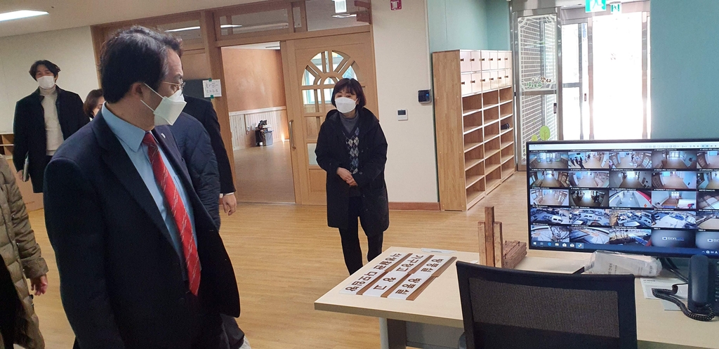 신설 세종시 나성유·초·중 찾아 방역상태 점검하는 류정섭 세종교육청 부교육감